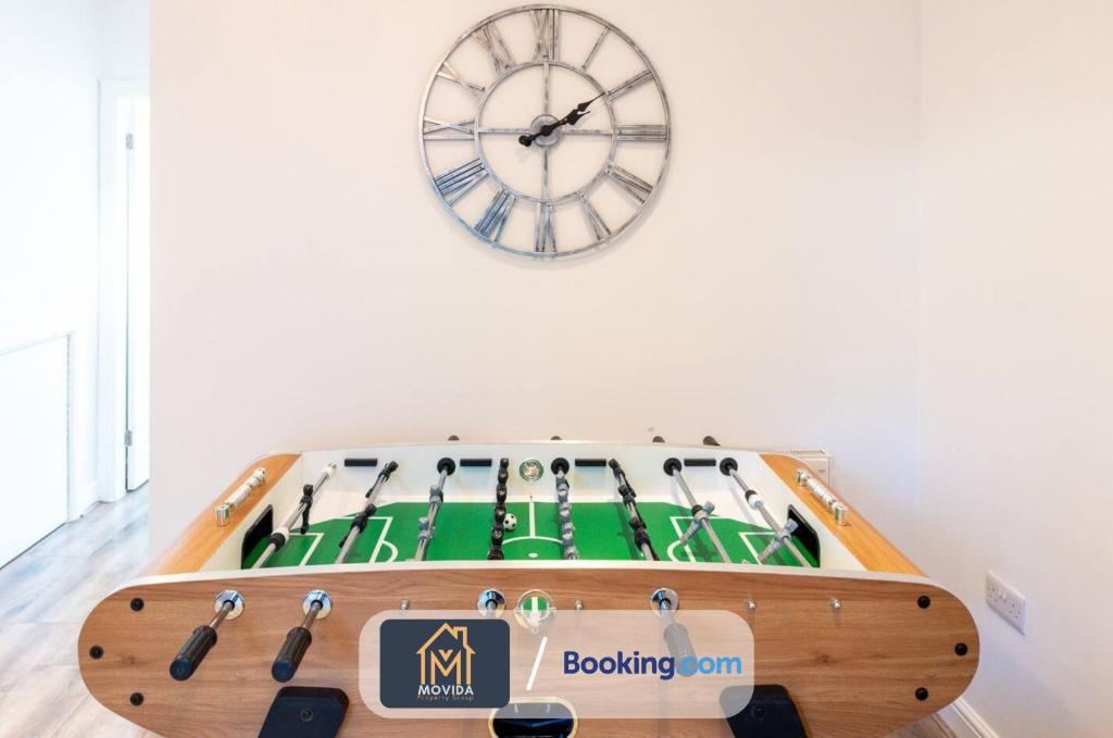 Large Modern 6 Bedroom House By Movida Property Group Short Lets & Serviced Accommodation With Games Room - Six-Bedroom House