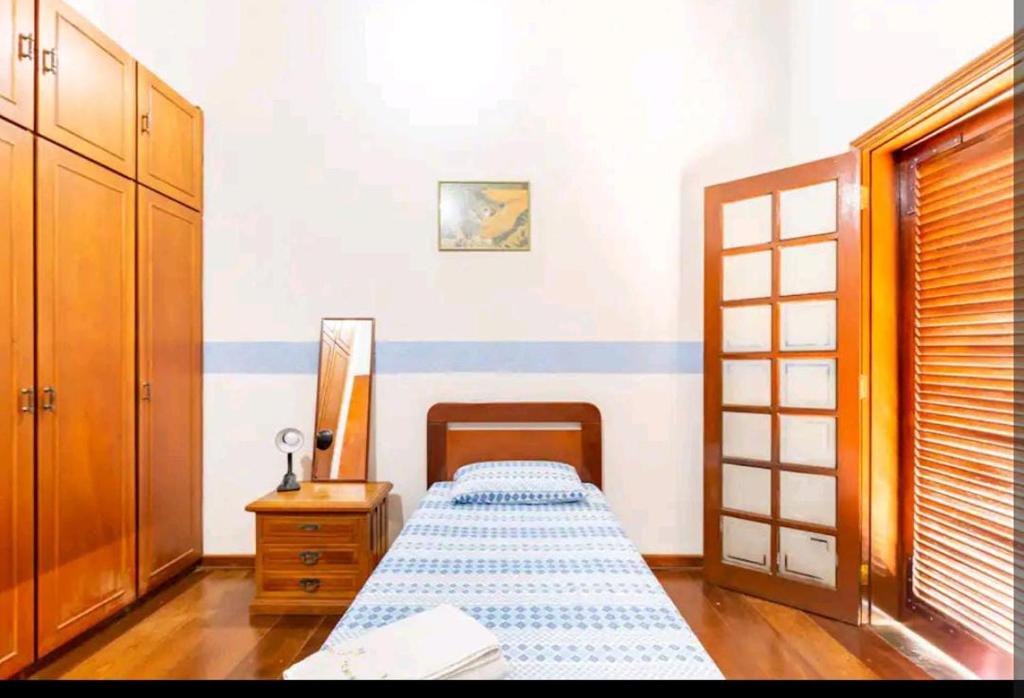ein Schlafzimmer mit einem Bett, einer Kommode und einem Bett sidx sidx sidx sidx sidx in der Unterkunft Casa em Cotia in Cotia