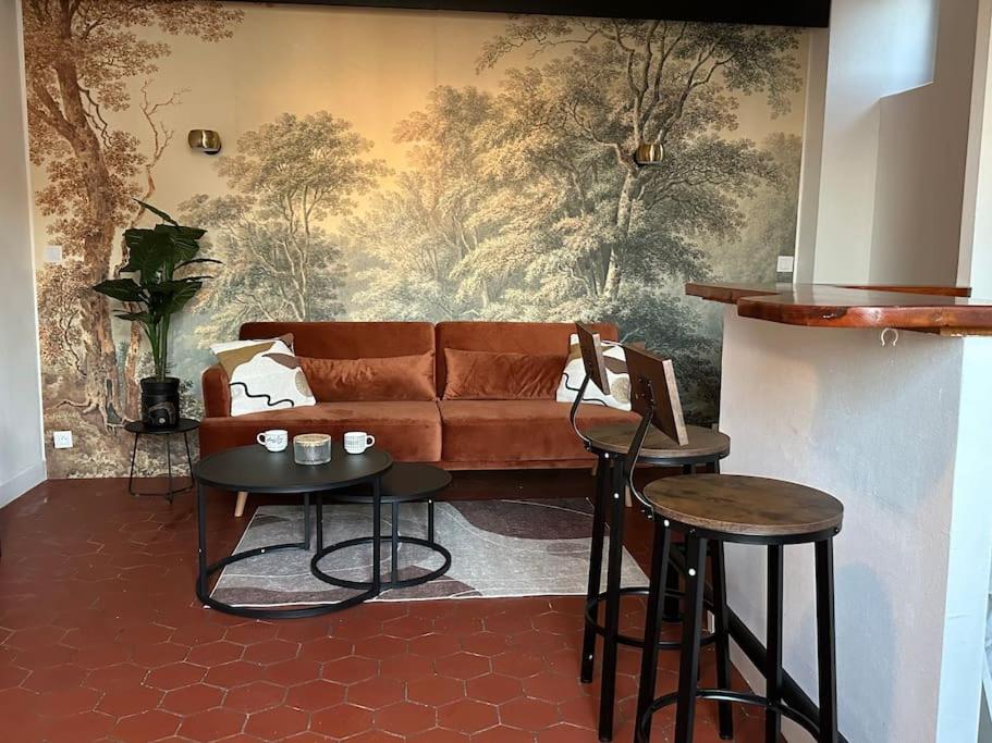 een woonkamer met een bank en 2 tafels en stoelen bij Appart COZY proche ORLY/PARIS in Villeneuve-le-Roi