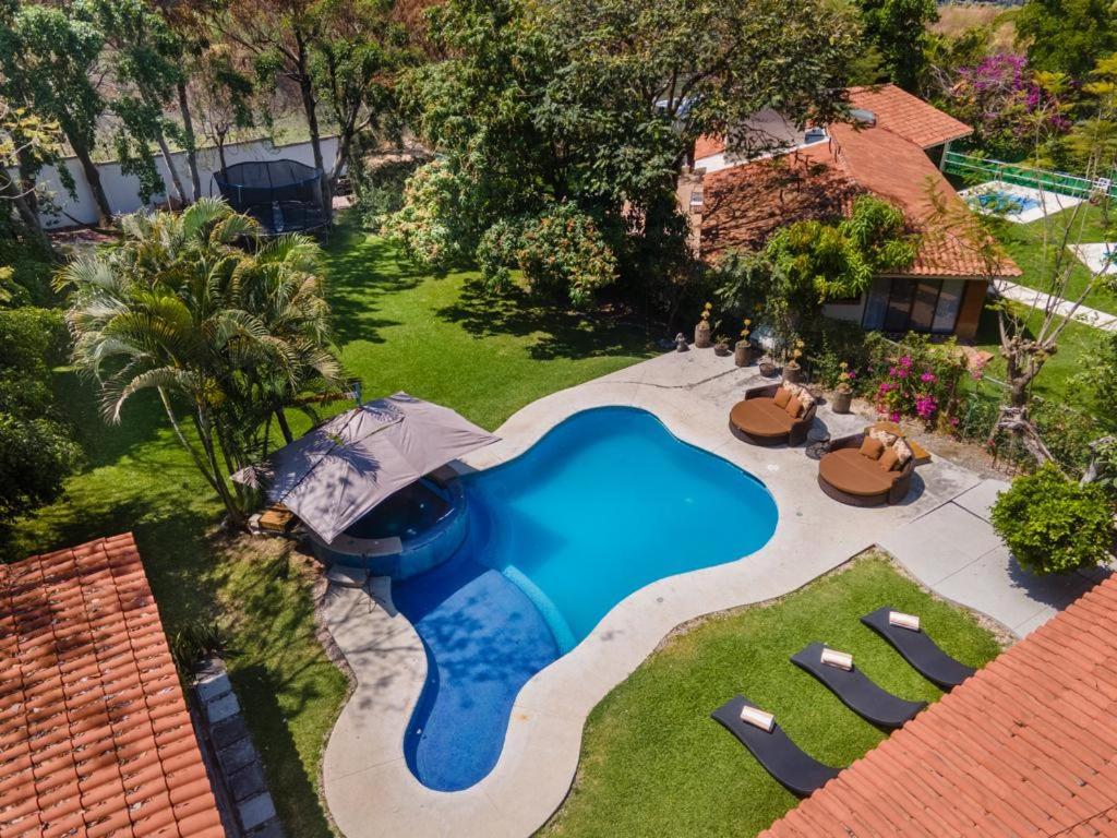 vista sul tetto di una piscina in un cortile di Casa vacacional alberca/jardín a Morelos