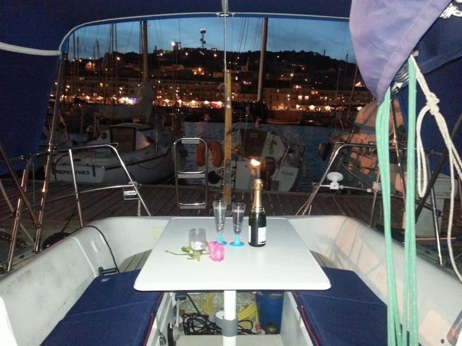 un tavolo nel mezzo di una barca di notte di Nuitée à bord de Danilou un voilier de 9.50m a Sète