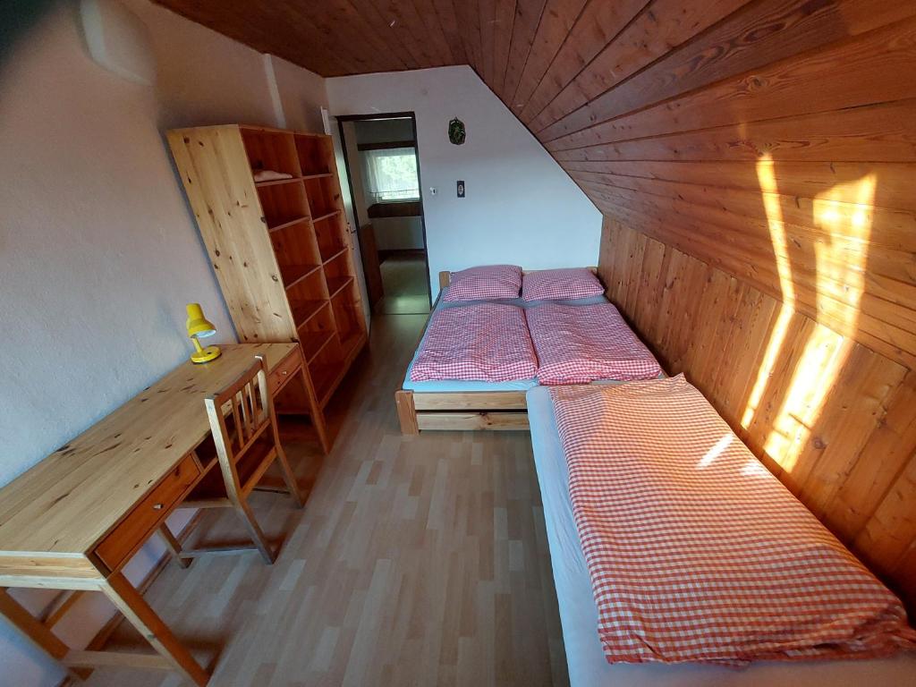 Postel nebo postele na pokoji v ubytování Chata na Poskle u lesa s výhledem
