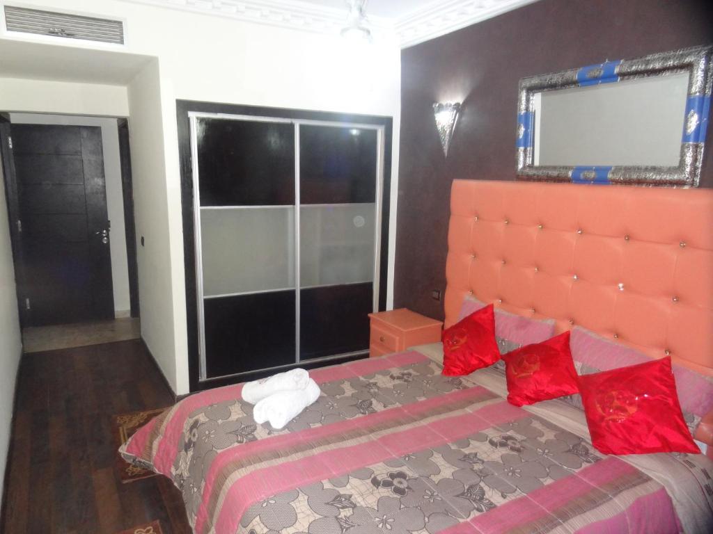 1 dormitorio con cama y ventana grande en Appartement Majorelle 27, en Marrakech