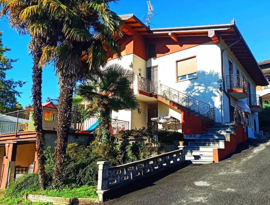 uma casa com palmeiras em frente em Appartamento da Sara rb em Paruzzaro