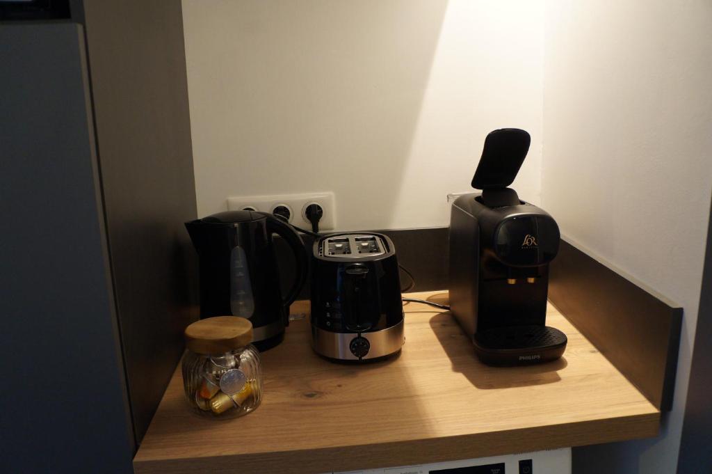 Příslušenství pro přípravu čaje a kávy v ubytování Mimis House