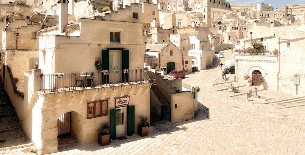 vista su un vicolo con un edificio di Hotel San Giorgio a Matera