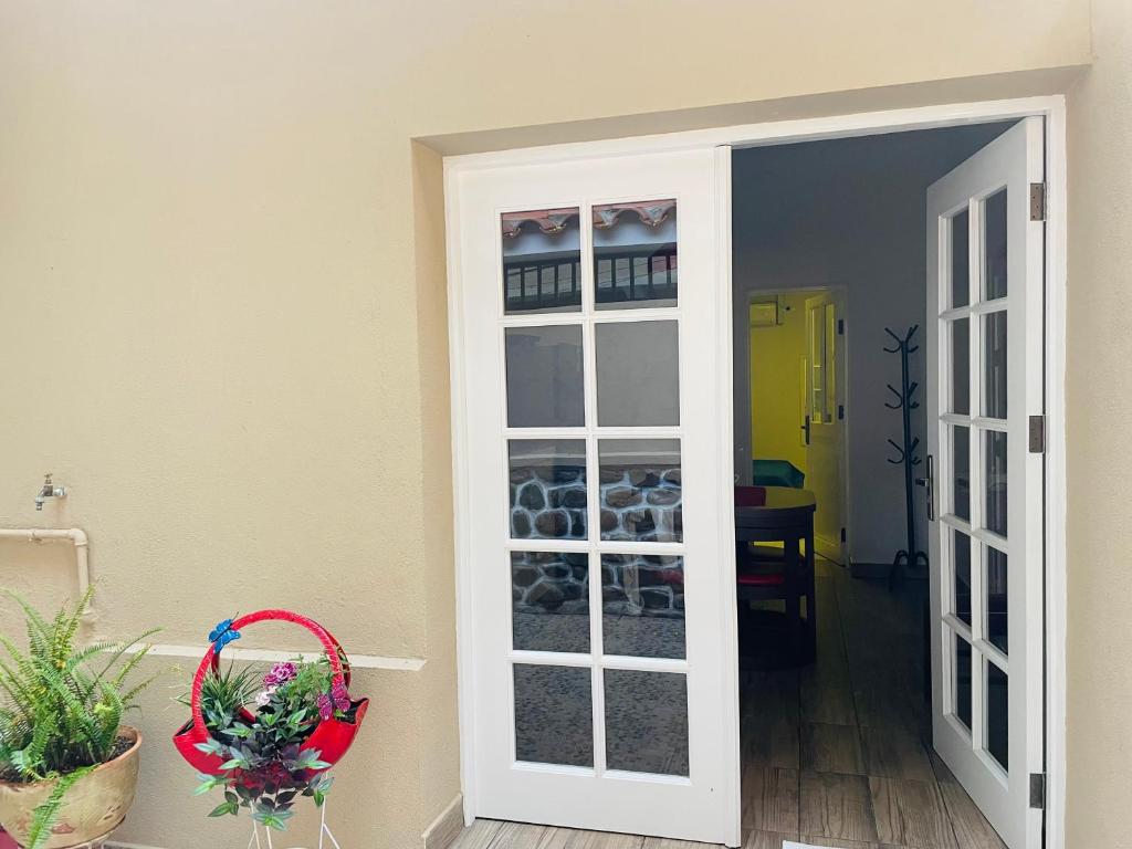 a door leading into a room with a dining room at Apartamento céntrico Frida's todo nuevo in Tarija