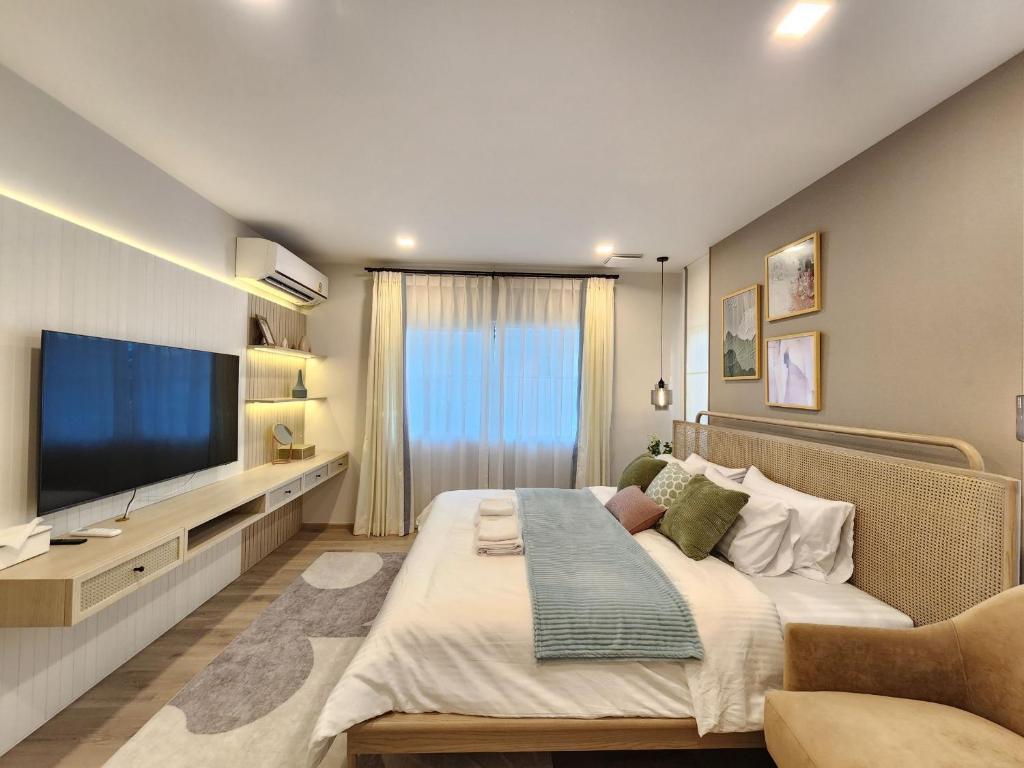 sypialnia z dużym łóżkiem i telewizorem w obiekcie NARAH w mieście Ban Thap Nang
