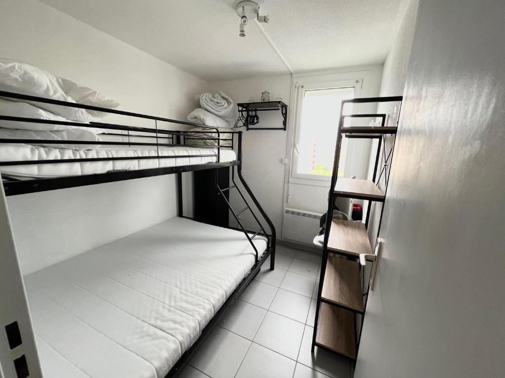 Bunk bed o mga bunk bed sa kuwarto sa Appartement devant la mer + parking