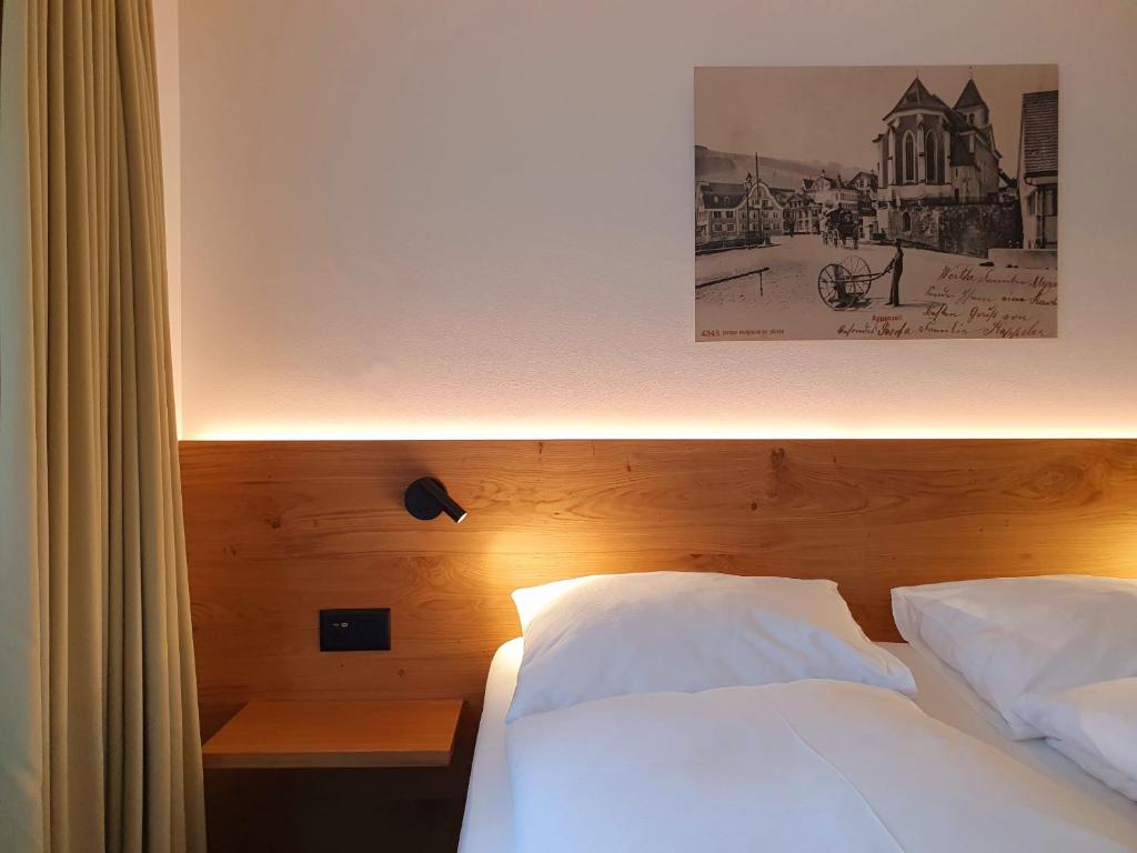 Postel nebo postele na pokoji v ubytování Adler Hotel