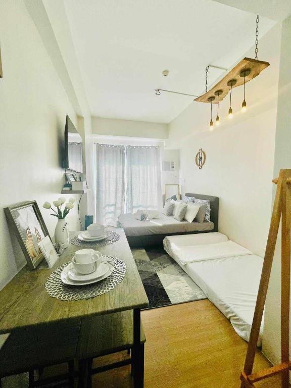 um quarto com uma mesa de jantar e uma sala de estar em Condo in Limketkai Center CDO em Cagayan de Oro