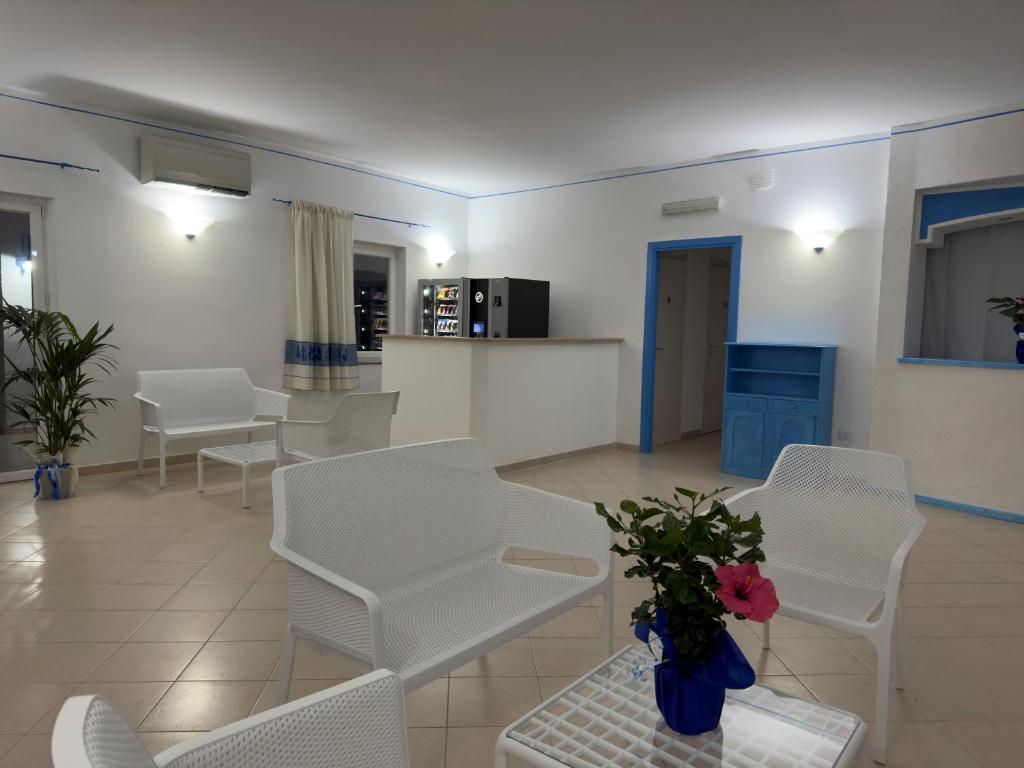 Een zitgedeelte bij Garden Hotel Alghero