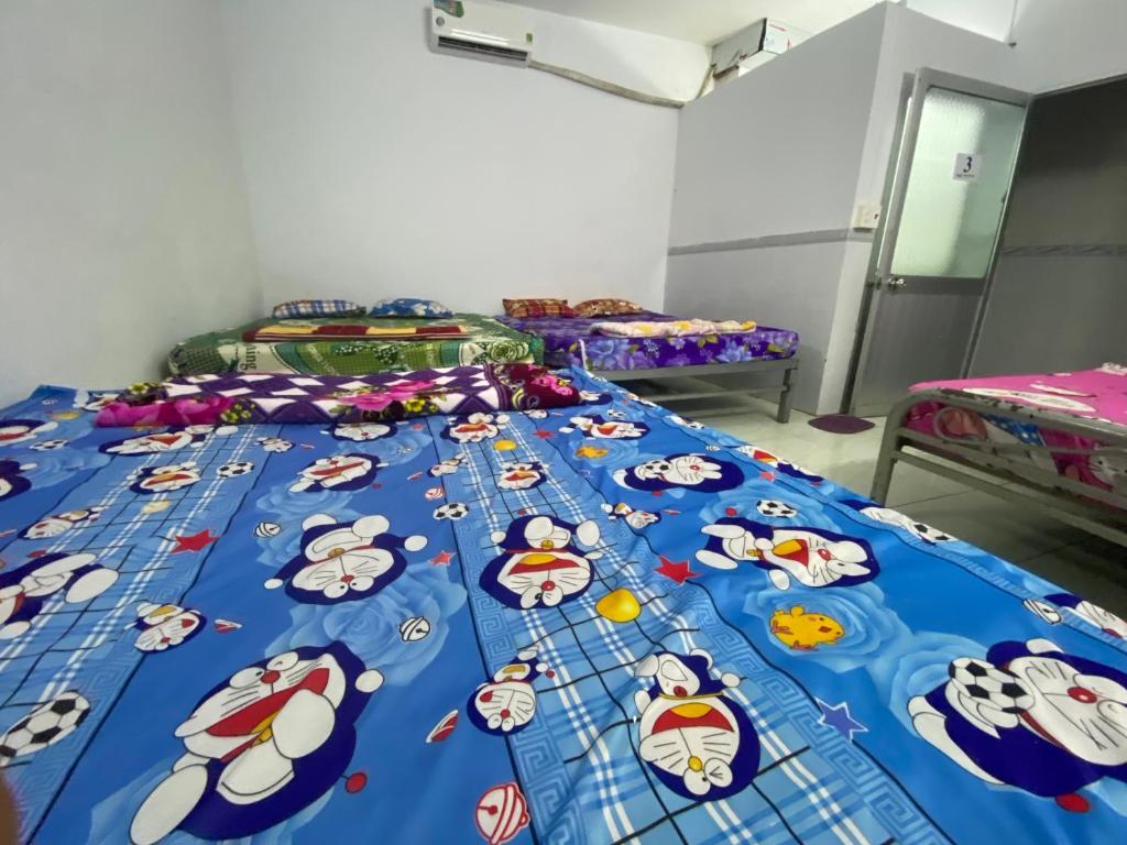Una cama con edredones de Hello Kitty. en Motel Nhật Quang(HẢO BÙI) en Bạc Liêu