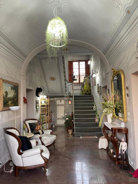 A seating area at La Casa sul Lungarno