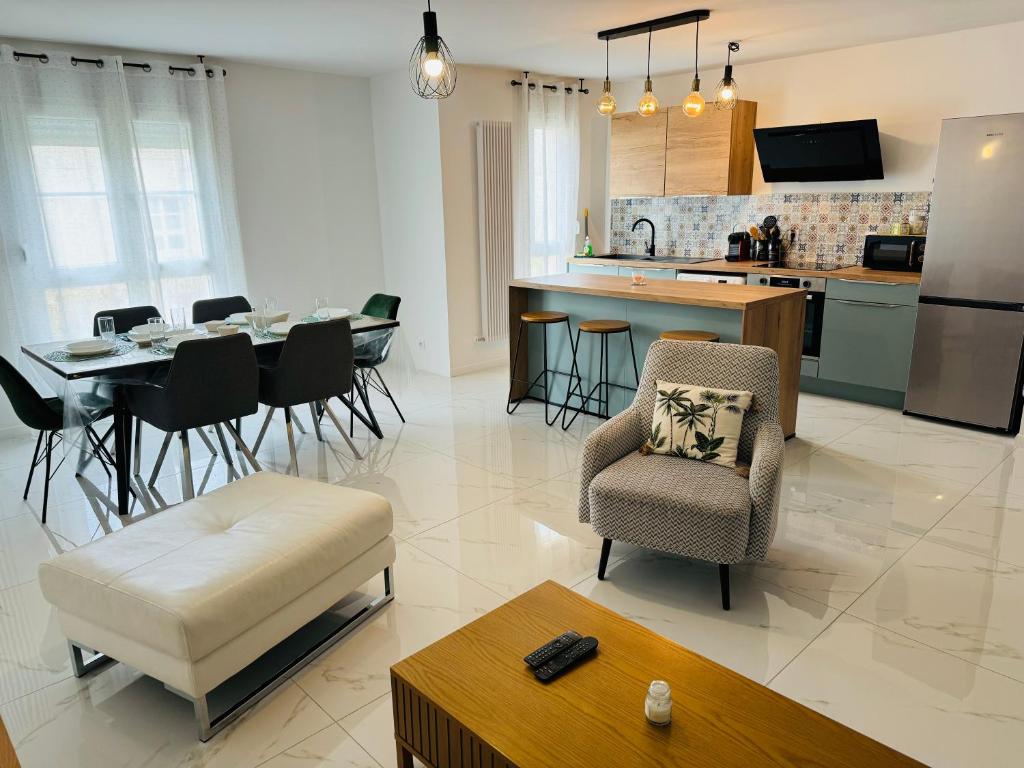 Appartement Premium 4 Stars - Antigone في مونبلييه: مطبخ وغرفة معيشة مع طاولة وكراسي