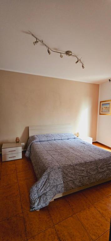 een slaapkamer met een bed en een tak aan de muur bij GM Apartment in Verona