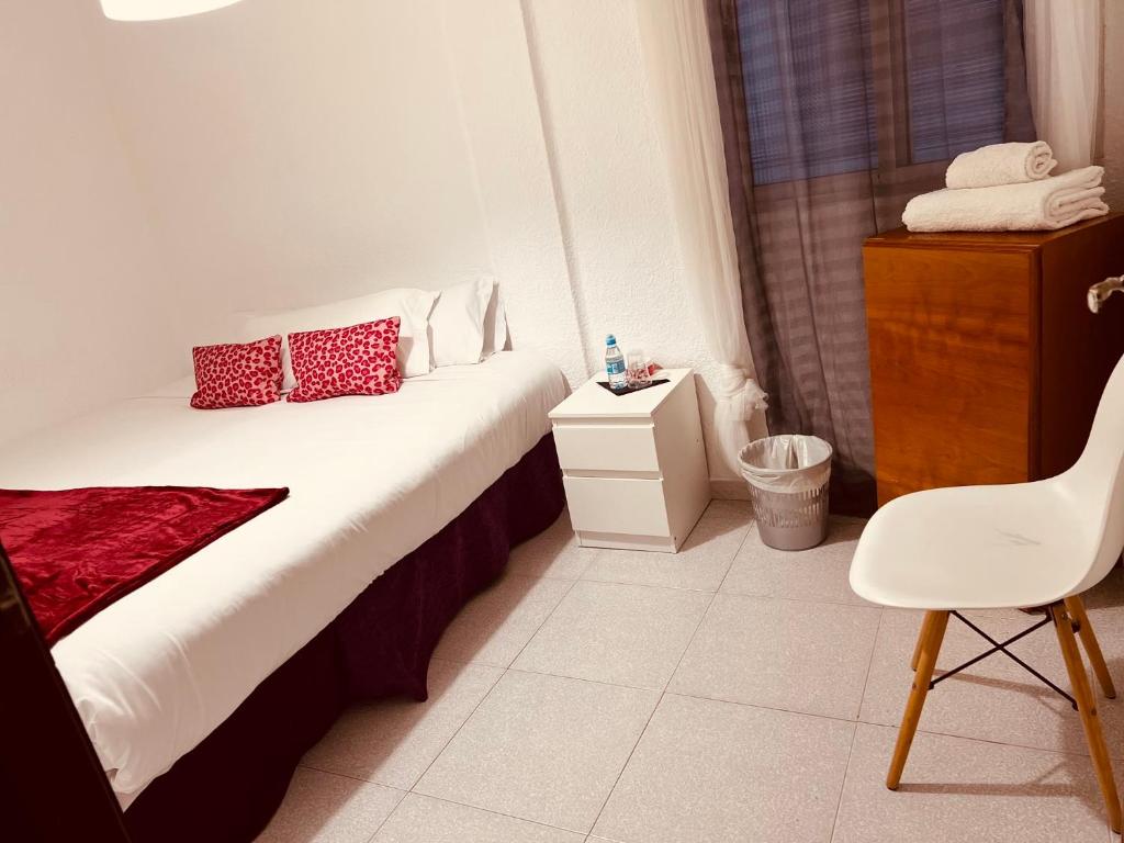 a bedroom with a bed and a chair in a room at Habitación por días in Catarroja