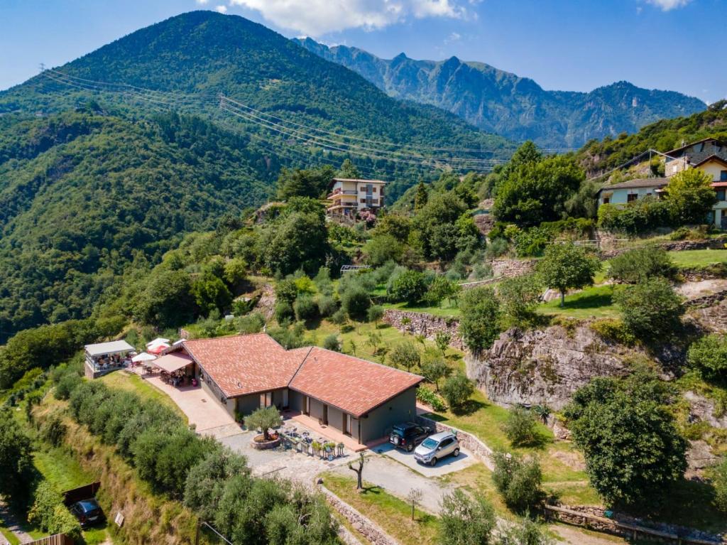 una vista aerea di una casa su una montagna di Agriturismo Il Moro ad Angolo Terme
