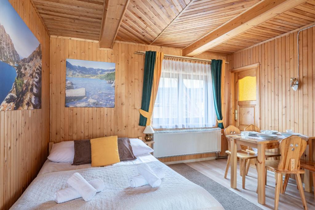 Ένα ή περισσότερα κρεβάτια σε δωμάτιο στο Apartamenty i pokoje Pod Limbami - sauna, tężnia