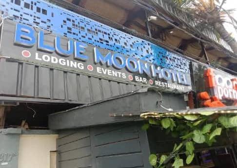 um sinal de mesquita azul no lado de um edifício em Blue Moon Hotel Victoria Island em Lagos