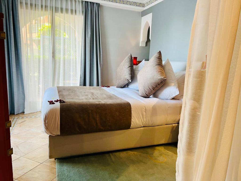Postel nebo postele na pokoji v ubytování Pavillon du Golf -Palmeraie suites