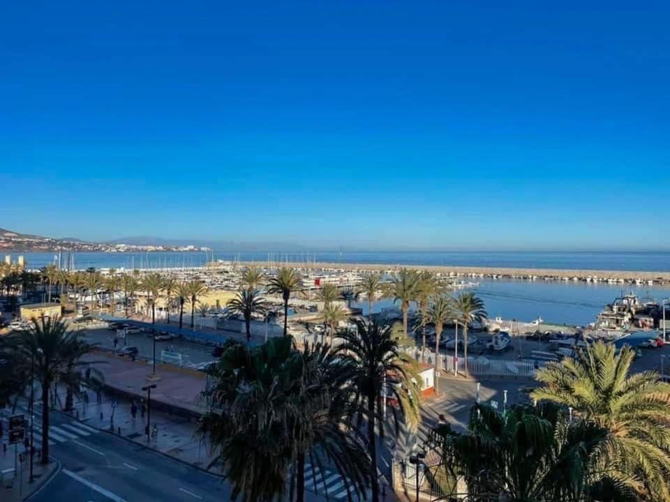 widok na miasto z palmami i ocean w obiekcie Apartment, Paseo Maritimo 33, Perla 6, Fuengirola, Malaga, Spain. w mieście Fuengirola