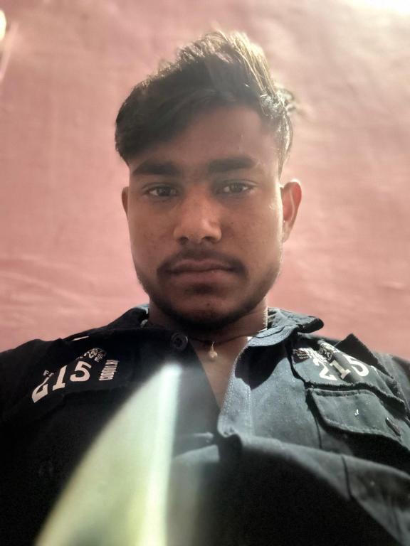 een man poseert voor een foto bij HOTEL KARGIL in Agra