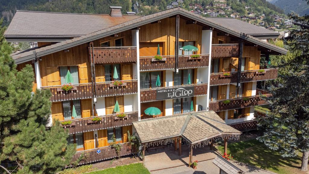 eine Luftansicht auf ein Hotel mit Balkon in der Unterkunft Hôtel Igloo in Morzine