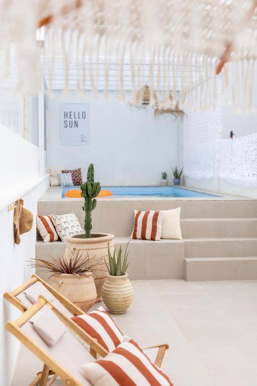 a living room with chairs and a couch at Blue House- am Strand von Vila do Conde, Porto in Vila do Conde