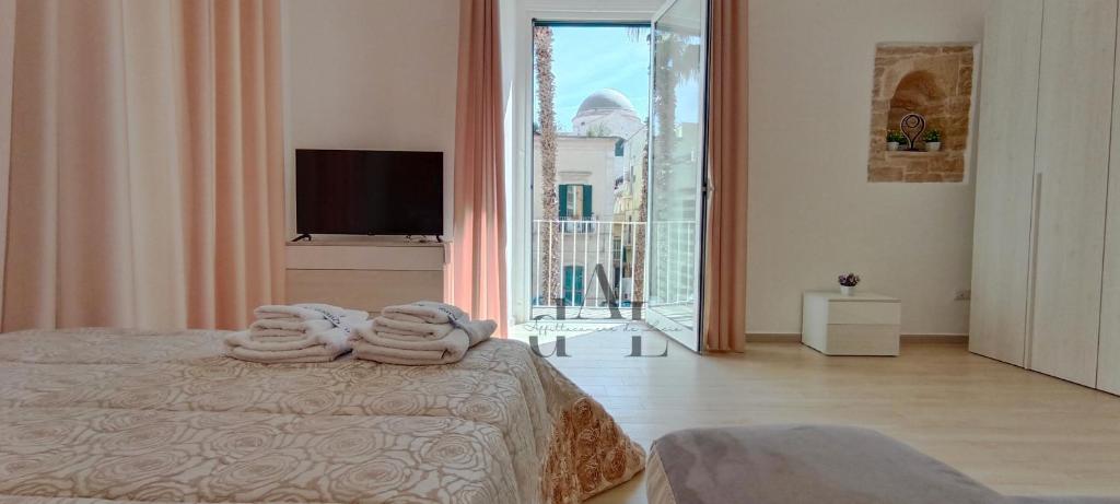 1 dormitorio con 1 cama con 2 toallas en de Lucia Affittacamere - Elegante appartamento storico nel cuore della città, en Terlizzi