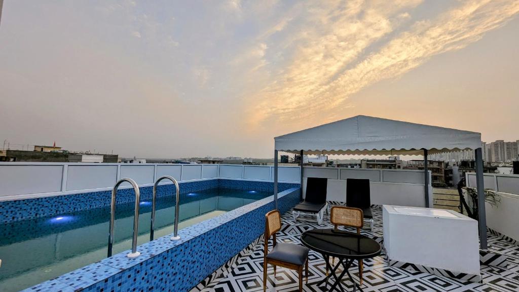 a swimming pool on the roof of a building at HOTEL GREEN VEGAS in New Delhi
