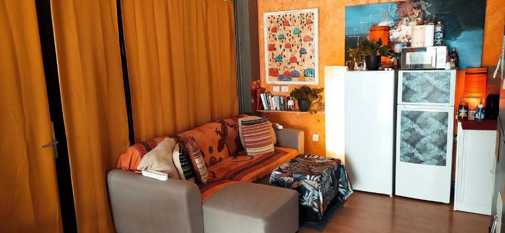 uma sala de estar com um sofá e um frigorífico em Nirvana Yoga Center em Arrecife