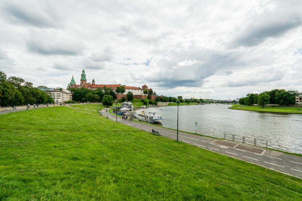 park obok rzeki w mieście w obiekcie Lubelska Apartment WAWELOFTS w Krakowie