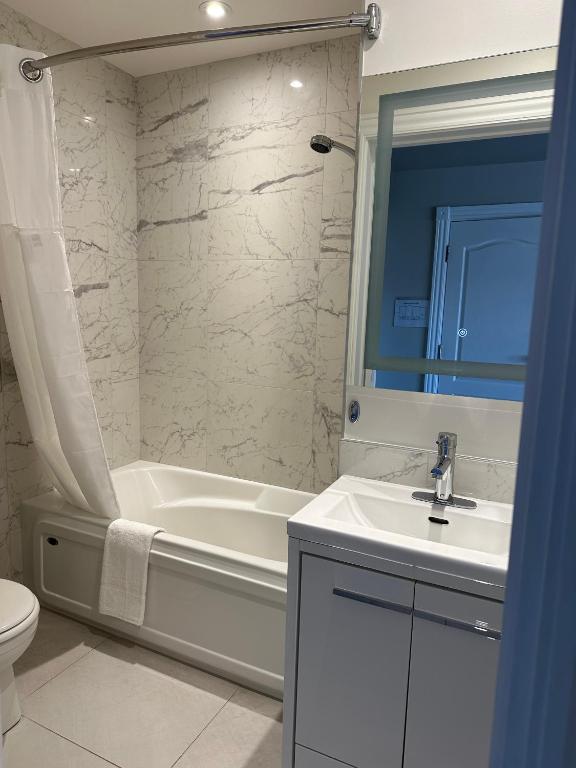 Koupelna v ubytování Goéliche hotel et appartement
