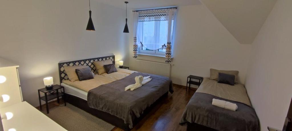 - une chambre avec 2 lits et une fenêtre dans l'établissement Apartamenty Jagiełło, à Zamość