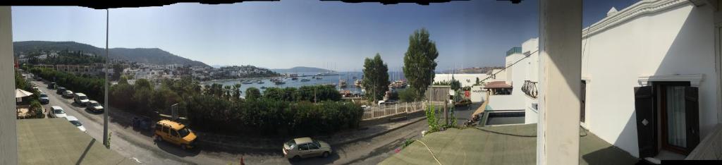 vistas a una ciudad con coches aparcados en la calle en Pasha Motel en Bodrum