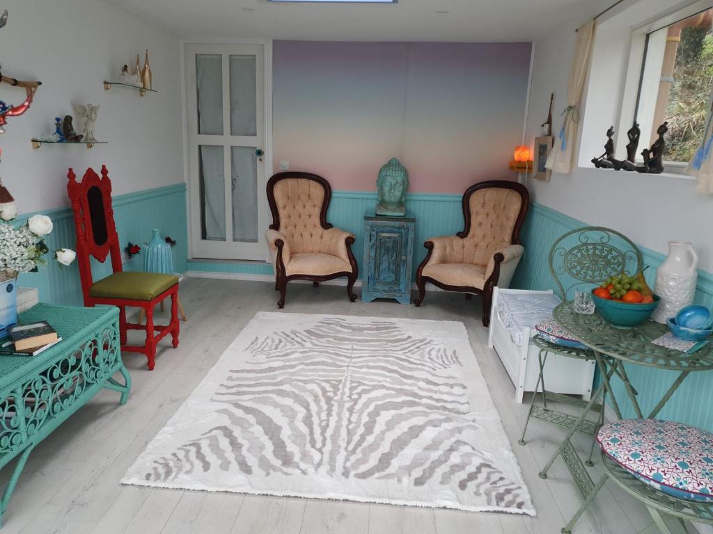 - un salon avec des chaises et un tapis zébré dans l'établissement Bayview Bed & Breakfast, à Ballydehob