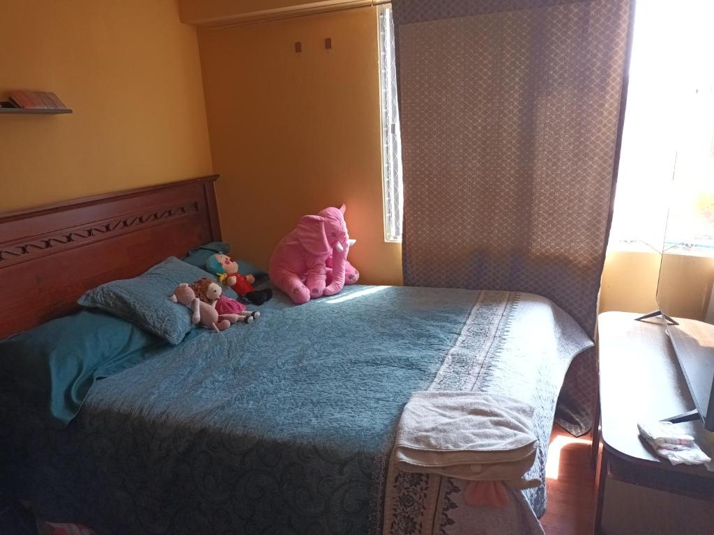 zwei ausgestopfte Tiere auf einem Bett in der Unterkunft Dpto Empart 5 in Arica