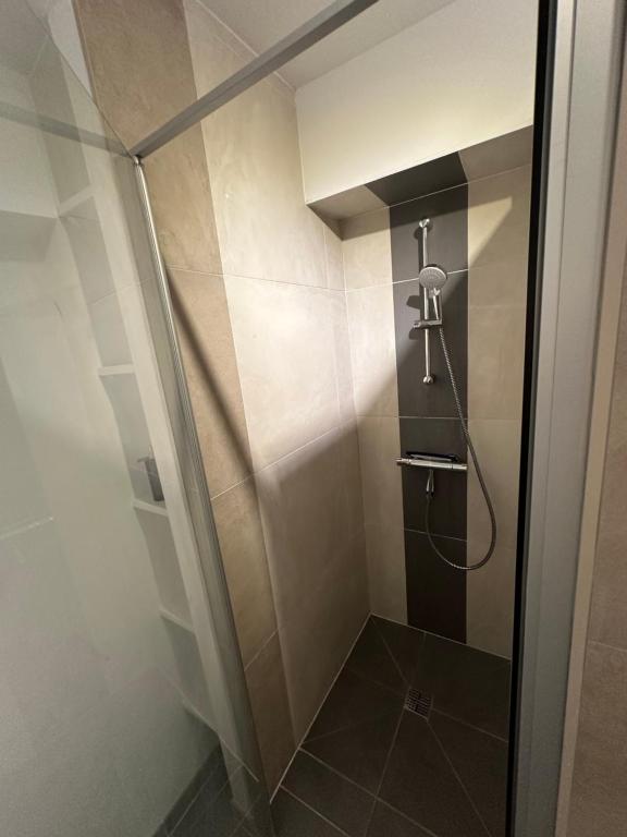 Um banheiro em Appartement neuf en centre 40m&sup2;