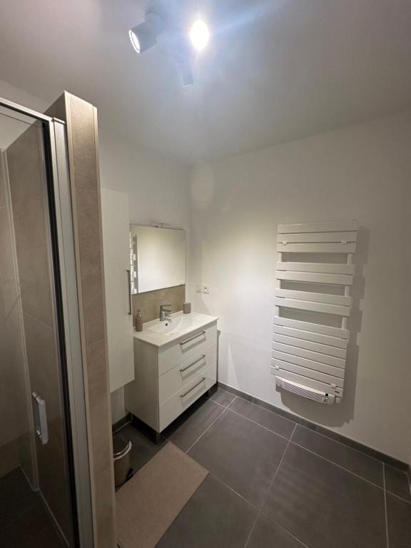 Um banheiro em Appartement neuf en centre 40m&sup2;