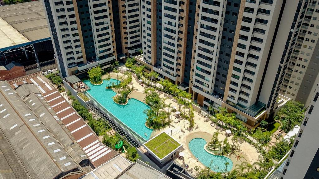 een uitzicht over een zwembad in een stad met hoge gebouwen bij Incrível resort paradisíaco! in Sao Paulo
