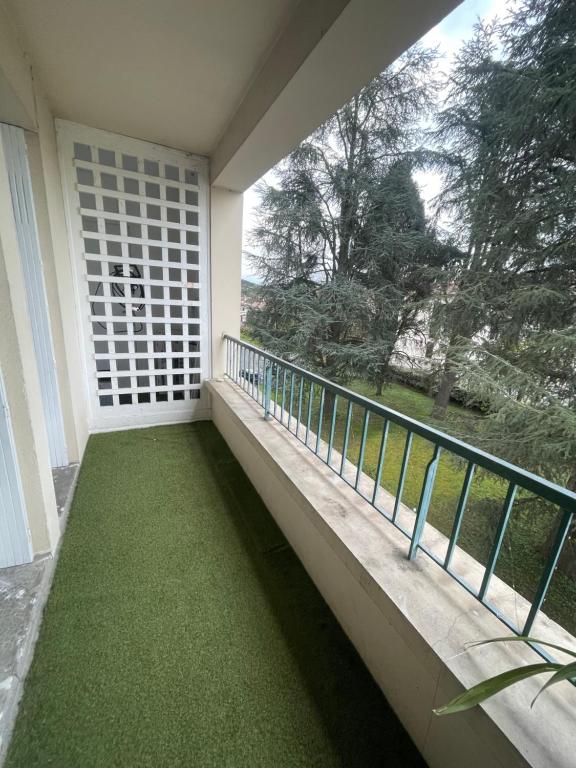 - un balcon avec de l'herbe verte sur le côté d'une maison dans l'établissement Appartement 2 chambres / parking, à Agen