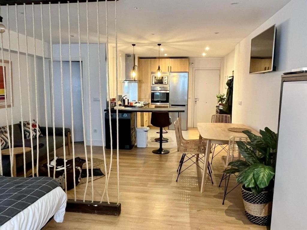聖地亞哥－德孔波斯特拉的住宿－Apartamento Loft centro Santiago，一间带一张床的房间和一间带桌子的厨房
