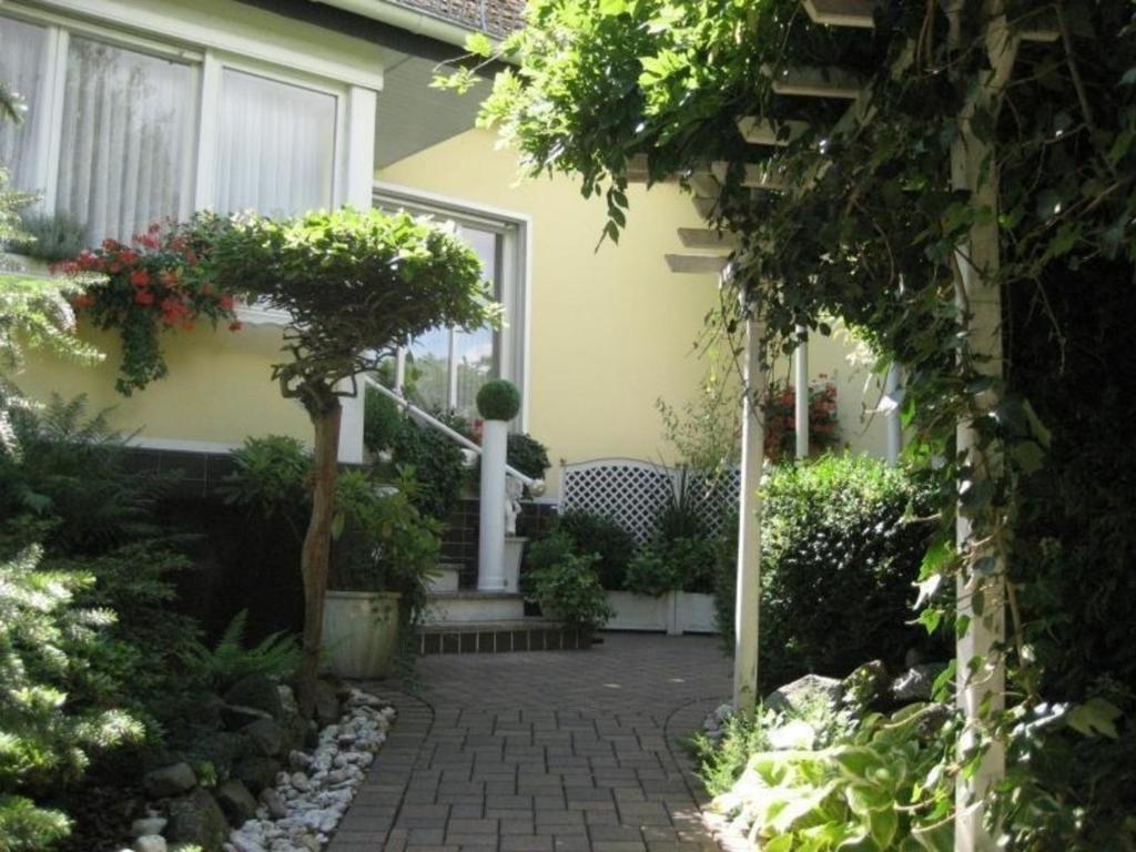 dom z ceglanym chodnikiem przed nim w obiekcie Große Ferienwohnung mit Balkon und Garten w mieście Steinen