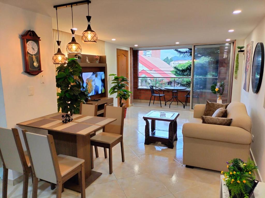 a living room with a dining table and a couch at Exclusivo Apto lujoso central, sereno y cómodo in Medellín