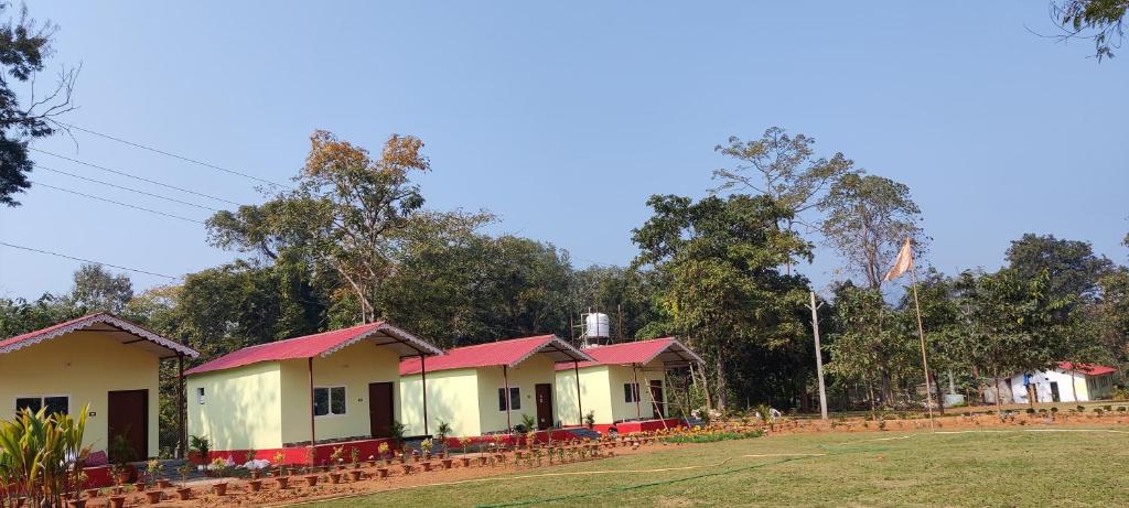 una fila de casas con techos rojos en SIMILIPAL NATURE RETREAT en Bālidiha