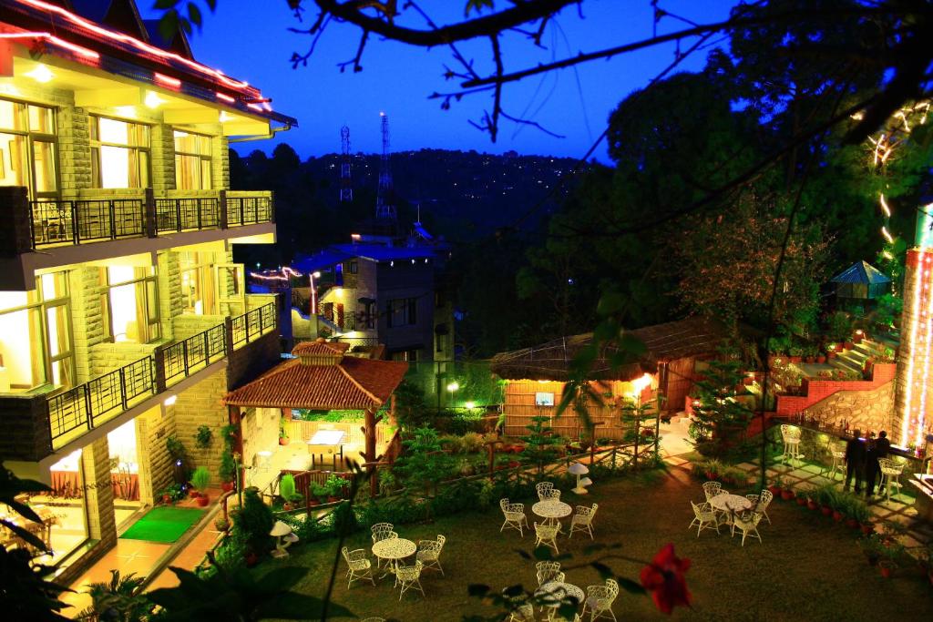 widok na miasto w nocy z oświetleniem w obiekcie Kasauli Castle Resort w mieście Kasauli