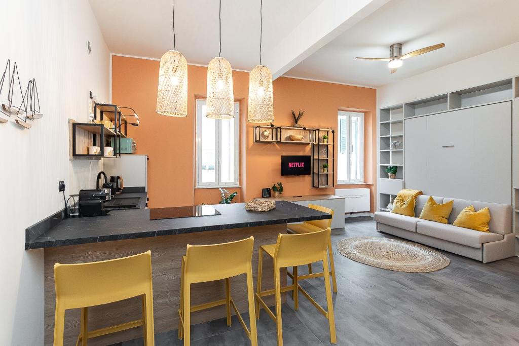 Kuchyň nebo kuchyňský kout v ubytování Loano centro Storico appartamento Loft con ParcheggioPrivatoGratuito
