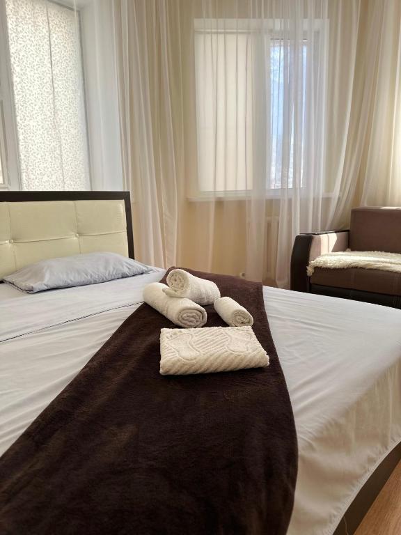 um quarto de hotel com duas toalhas numa cama em Улы дала MARDEN apartments em Prigorodnyy