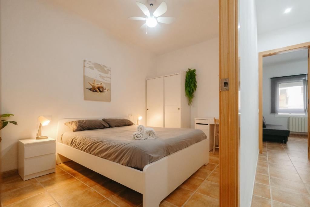 a bedroom with a bed and a ceiling fan at Apartamento Céntrico in Tarragona
